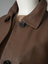 Dunkelbraune kurze Lederjacke mit Hemdkragen von Studio AR – Ansicht 2