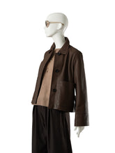 Dunkelbraune kurze Lederjacke mit Hemdkragen von Studio AR – Ansicht 2