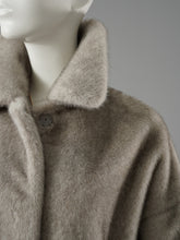 Perlgraue Webpelzjacke mit Hemdkragen von Herno – Ansicht 2
