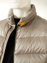 Beigefarbene Daunenjacke mit Perlmuttschimmer von Parajumpers – Ansicht 2