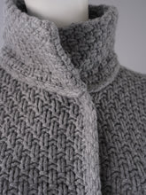Graue Flechtstrick-Jacke mit hohem Kragen von FFC – Ansicht 2