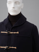 Dunkelblauer, kurzer Duffle-Coat mit Schalkragen von Gloverall – Ansicht 2