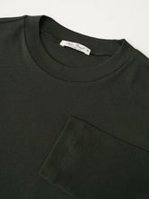 Flaschengrünes Langarmshirt aus feiner Rippe von Stefan Brandt – Detailansicht des Kragens mit Label
