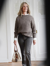 Taupefarbener Oversize-Grobstrick-Roundneck aus Kaschmir und Seide von Henry Christ – Ansicht 2