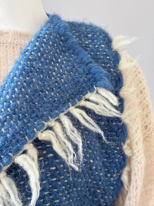 Blaue handgewebte Wollweste mit Fransen von Carpatka – Revers mit naturweißen Fransen