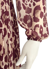 Bordeauxfarbenes Kleid mit Leo-Print von Vanity Square – Ansicht 2