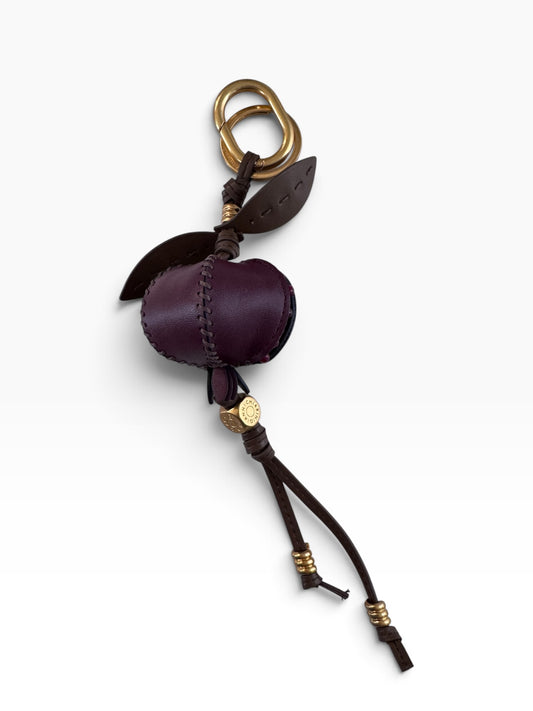Bordeauxfarbener Taschenanhänger „Granatapfel“ von Gianni Chiarini