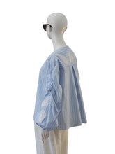 Blau-weiß gestreifte Bluse mit gerafftem Arm von IVI – Ansicht 2