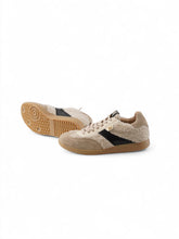 Sandfarbener Sneaker mit schwarzen Details von Pedro Miralles – Ansicht 2