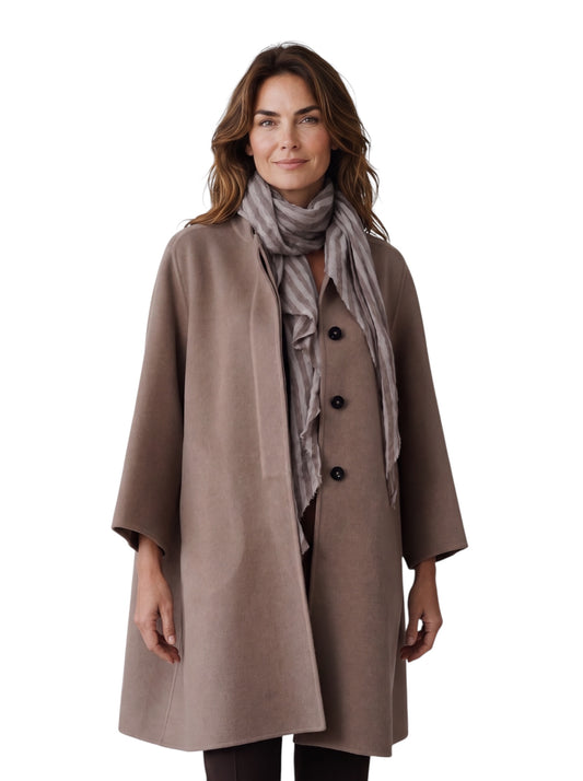 Taupefarbener Wollmantel „Emilia-Rose“ mit Daunenkapuze von DUNO