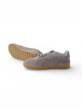 Taupefarbener, perforierter Velours-Sneaker von Soldini80 – Ansicht 2