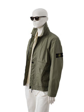 Grüne Coach-Jacke mit pigmentierter Wachsbeschichtung von Stone Island – Ansicht 2
