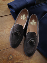 Dunkelbrauner Velours-Tasselloafer von Crockett & Jones – Ansicht 2