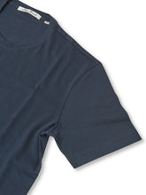 Dunkelblaues T-Shirt