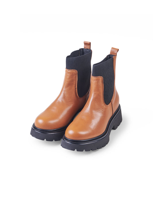 Cognacfarbene Stiefelette mit Profilsohle von Bukela