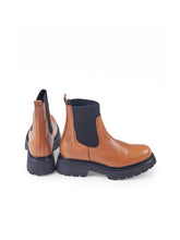 Cognacfarbene Stiefelette mit Profilsohle von Bukela – Ansicht 2