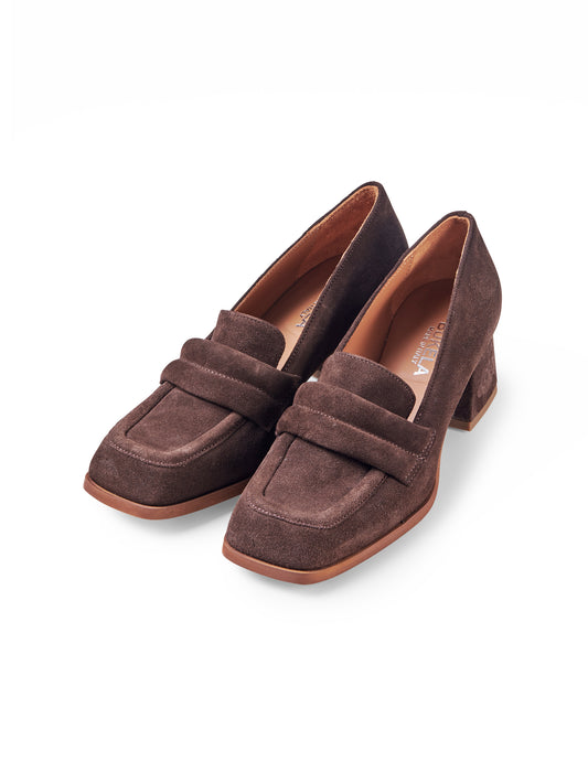 Brauner Velours-Collegeschuh mit Absatz von Bukela