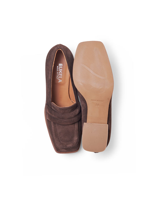 Brauner Velours-Collegeschuh mit Absatz von Bukela – Ansicht 3