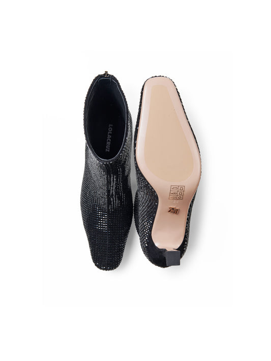 Schwarze Stiefelette mit Absatz und Schmucksteinen von Lola Cruz – Ansicht 3