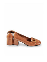 Camelfarbener Lack-Pumps mit Trense von Bibi Lou – Ansicht 2