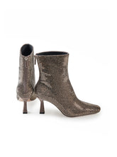 Stiefelette mit Absatz und Schmucksteinen von Lola Cruz – Ansicht 2