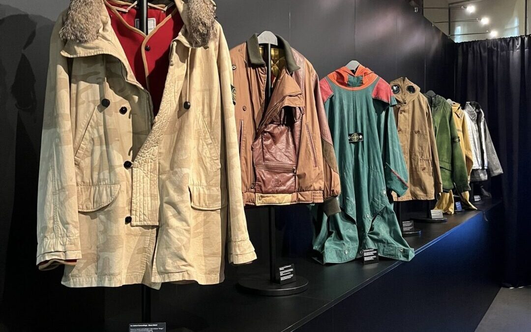 Vintage-Jacken von Stone Island in einer Ausstellung – über 40 Jahre Materialforschung