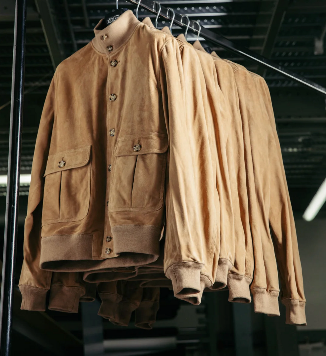 Valstarinos aus Veloursleder in der Valstar-Manufaktur – Strickbündchen an Kragen, Ärmeln und Saum
