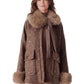 Graubraune Bouclé-Jacke mit Pailletten und abnehmbarem Pelzkragen von Maison Common – am Model getragen, Vorderansicht