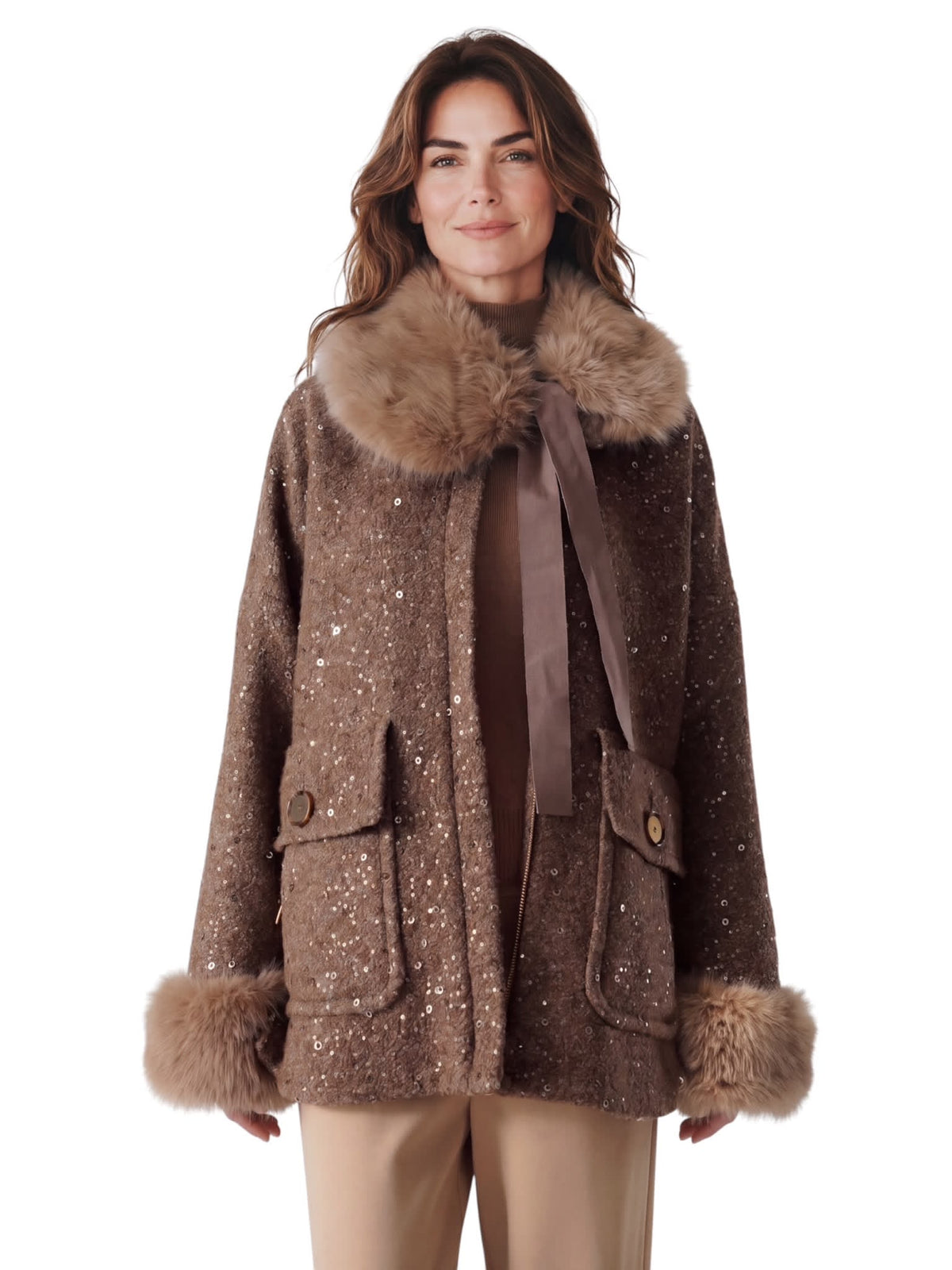 Graubraune Bouclé-Jacke mit Pailletten und abnehmbarem Pelzkragen von Maison Common – am Model getragen, Vorderansicht