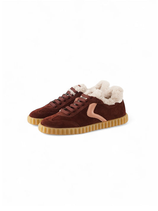 Bordeauxfarbener lammfellgefütterter Velours-Sneaker von Voile Blanche