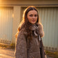 Graubraune Bouclé-Jacke mit Pailletten und abnehmbarem Pelzkragen von Maison Common – Ansicht 2