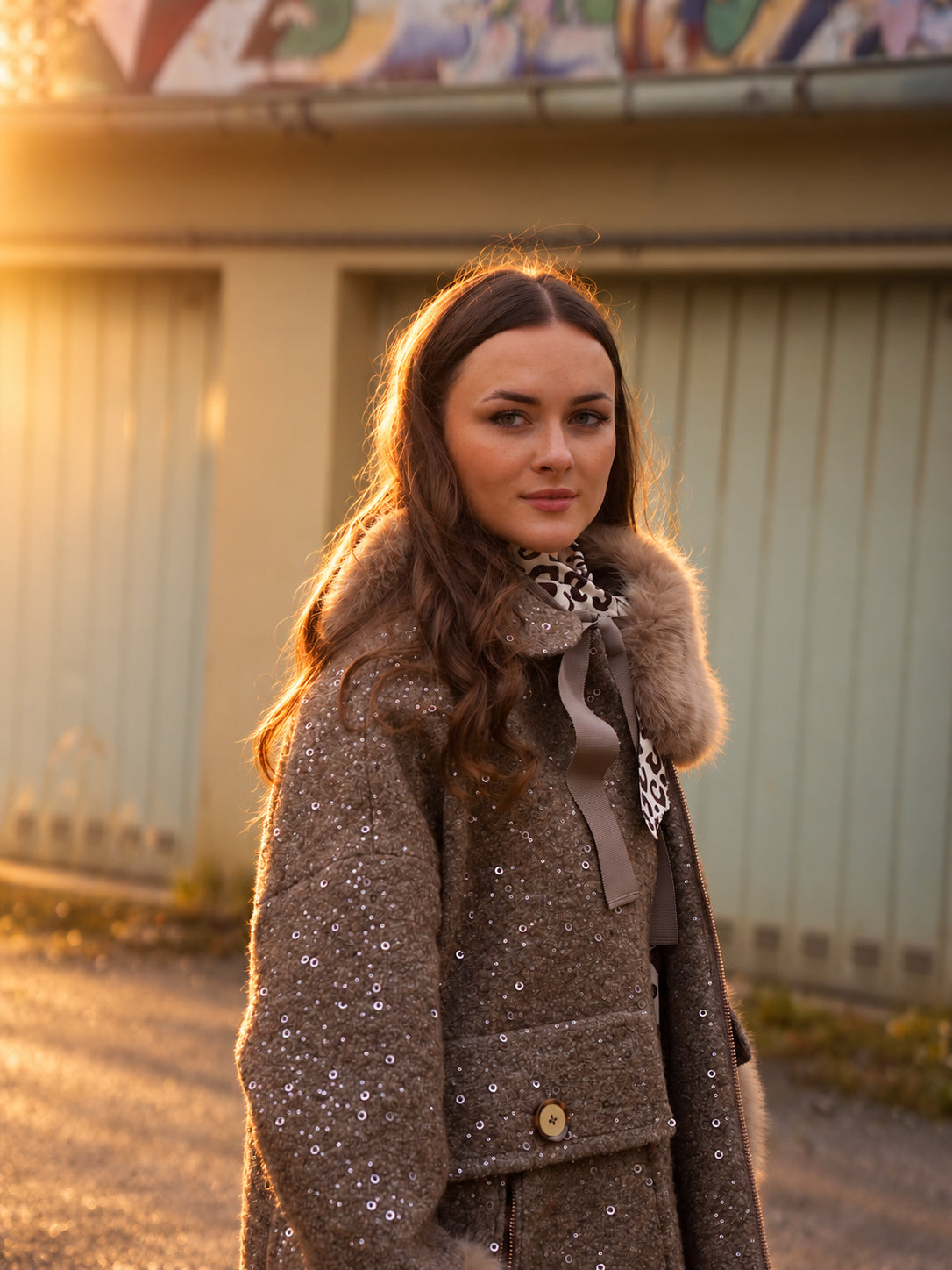 Graubraune Bouclé-Jacke mit Pailletten und abnehmbarem Pelzkragen von Maison Common – Ansicht 2