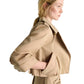 Sandfarbener kurzer Trenchcoat