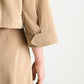 Sandfarbener kurzer Trenchcoat
