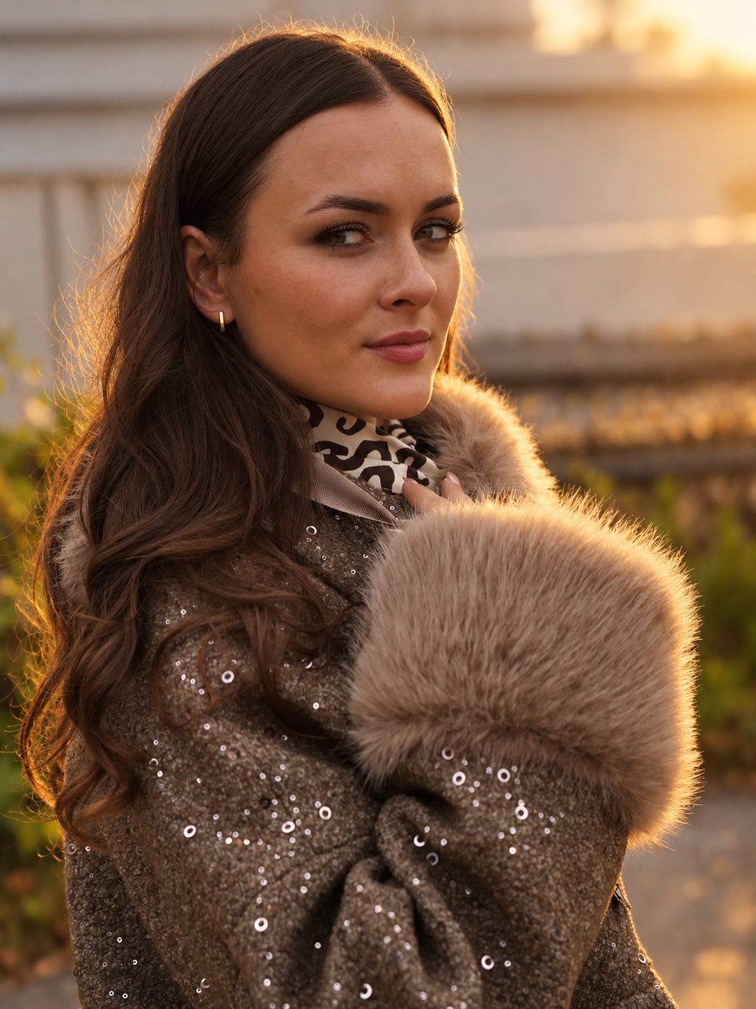 Graubraune Bouclé-Jacke mit Pailletten und abnehmbarem Pelzkragen von Maison Common – Ansicht 4