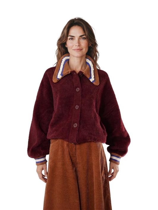 Bordeauxfarbene Fake-Fur-Jacke im College-Look von Essentiel Antwerp