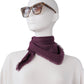 Bordeauxfarbenes Cashmere-Dreieckstuch von S.Marlon mit Fransenrand, um den Hals gebunden
