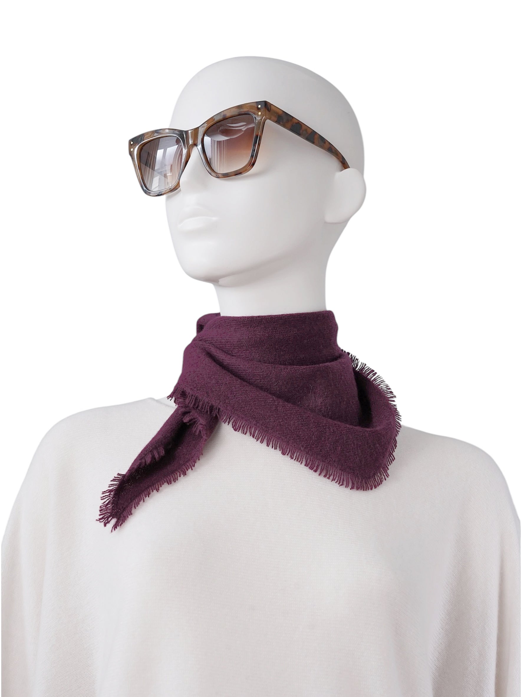 Bordeauxfarbenes Cashmere-Dreieckstuch von S.Marlon mit Fransenrand, um den Hals gebunden