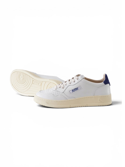 Weißer Autry-Sneaker „Medalist“ mit blauer Ferse – Ansicht 2