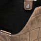 Mittelgroße, taupefarbene Velour-Tasche mit Kroko-Prägung