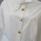 Weiße Bluse mit goldenen Knöpfen