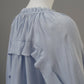 Taubenblaue Bluse mit Volant