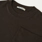 Dunkelbraunes Langarmshirt aus feiner Rippe von Stefan Brandt – Detailansicht des Kragens mit Label