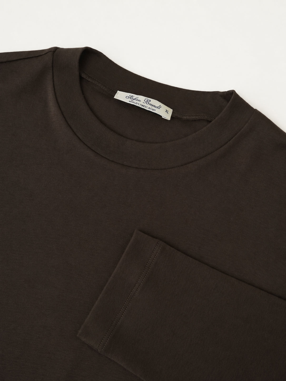 Dunkelbraunes Langarmshirt aus feiner Rippe von Stefan Brandt – Detailansicht des Kragens mit Label