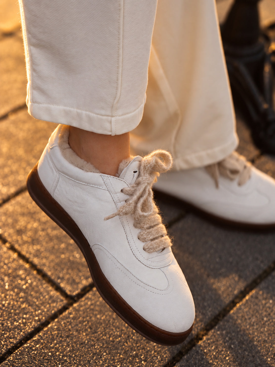 Weißer Leder-Sneaker mit Lammfell-Fütterung von Soldini – Ansicht 2