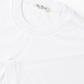 Weißes Jersey T-Shirt von Stefan Brandt – Detailansicht von Kragen und Ärmel mit Label