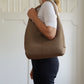 Taupefarbene, handgeflochtene Neopren-Totebag