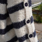 Creme/Dunkelblauer gestreifter Pullover mit Knopf-Details
