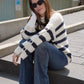 Creme/Dunkelblauer gestreifter Pullover mit Knopf-Details