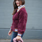 Bordeauxfarbene Fake-Fur-Jacke im College-Look